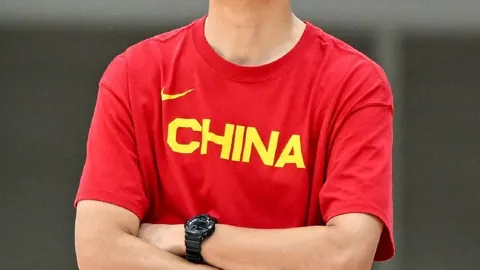 哈登续约后，骑士队财务压力加剧，赛季末才可签老将底薪球员太阳城：土豪线边缘的抉择